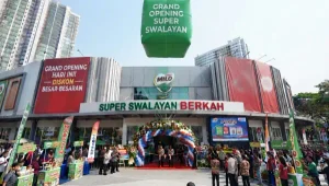 Balon udara Banjarmasin bertuliskan Grand Opening Super Swalayan di depan pusat perbelanjaan