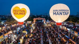 Dengan tulisan Festival Kuliner dan Banjarmasin Mantap menghiasi area festival malam
