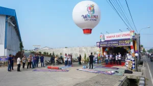 Balon promosi Banjarmasin berbentuk balon udara menghiasi acara grand opening toko cat.