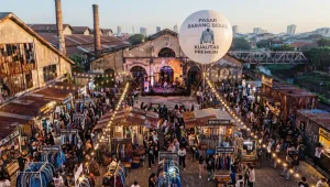 Balon udara promosi bertuliskan Pasar Barang Bekas dan Kualitas Premium di area acara thrifting