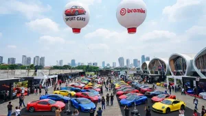 Balon udara promosi menghiasi area pameran mobil sport