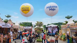 Dua balon udara promosi menghiasi area bazar UMKM dan menarik perhatian pengunjung di lokasi acara.