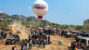 Balon udara bertuliskan OFFROAD EVENTS digunakan sebagai penanda pada kegiatan offroad