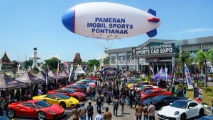 Balon udara Pontianak pada pameran mobil sports dengan area event yang ramai