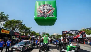 Balon udara Pontianak pada pameran motorsports dengan berbagai kendaraan balap