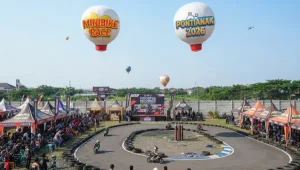 Perlombaan minibike dengan penonton memenuhi area sirkuit