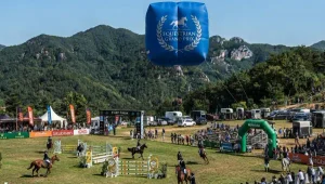 Pada event berkuda dengan area pertandingan dan latar pegunungan
